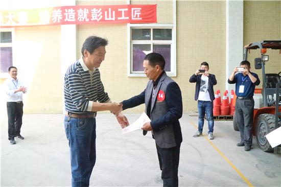 叉车比赛，技能与激情的较量场，赛场上的速度与精准对决！