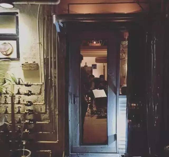 怪谈最新揭秘，小巷深处的神秘小店之谜