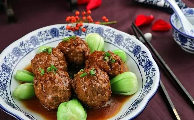 美国选情最新动态，总统竞选与小巷政治美食的交织