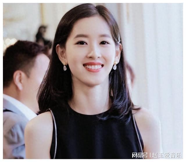 CC女明星，星光下的温馨日常风采